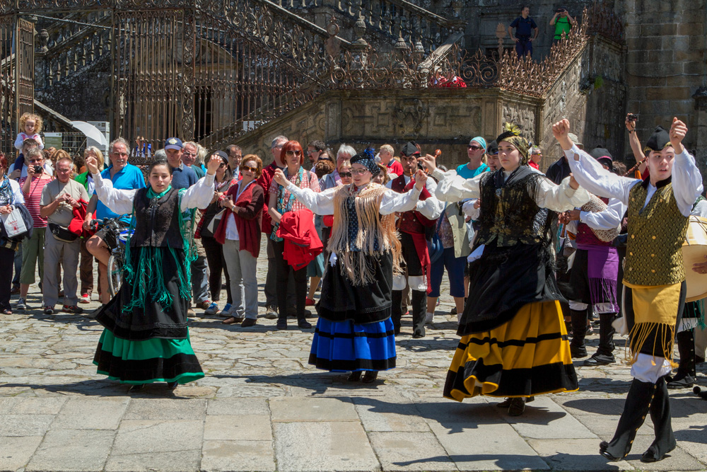 Galician dancers in the Cathedral plaza entertain visitors 